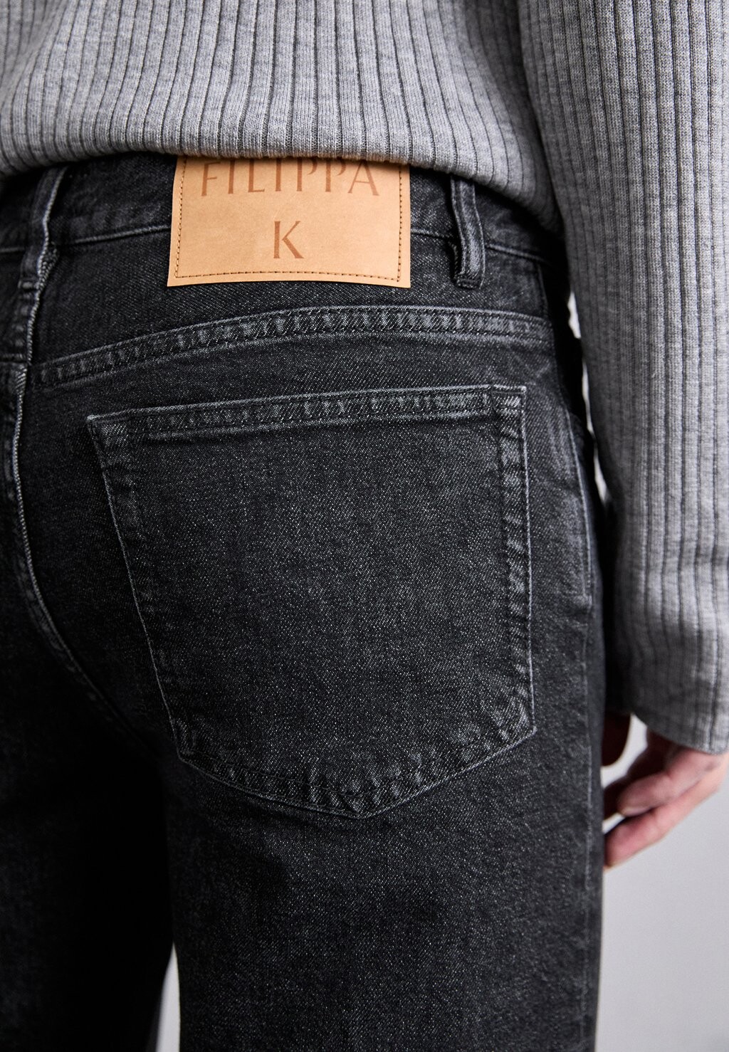 

Джинсы зауженного кроя CROPPED Filippa K, антрацит