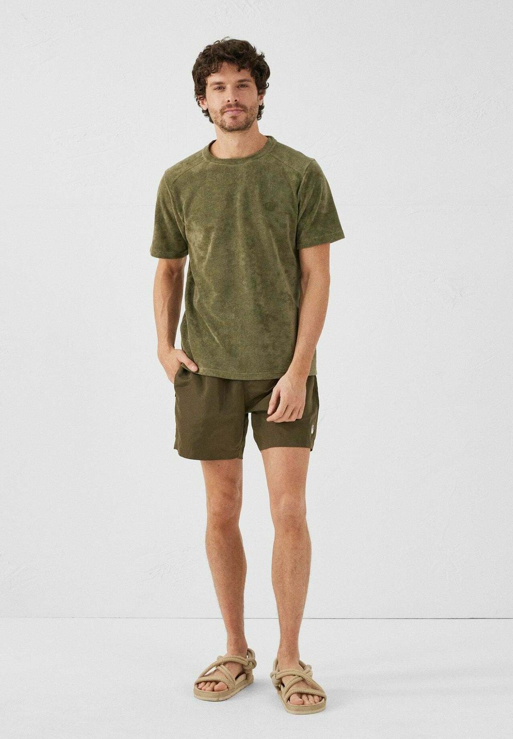 

Базовая футболка JOTT, оливковый