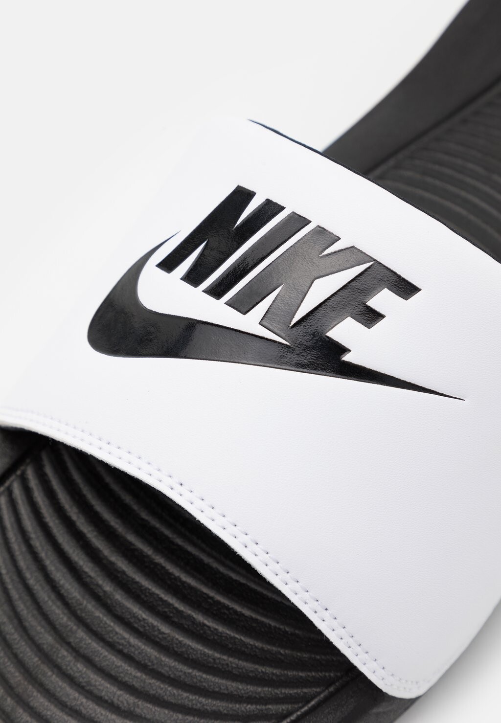 Пляжные тапочки и сандалии Victori One Slide Nike, черный/белый — фото 3