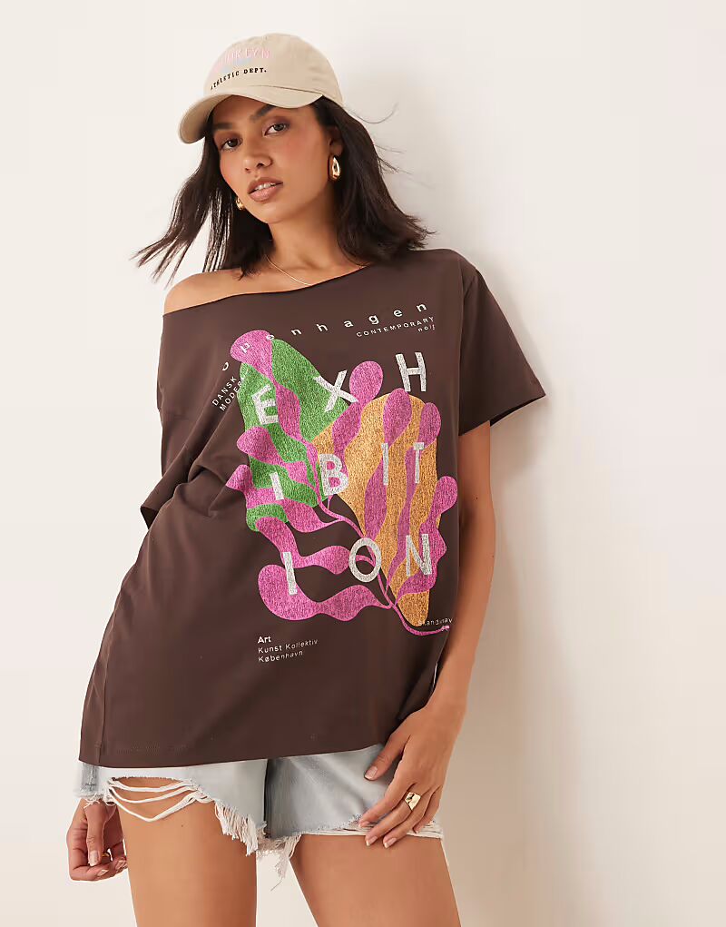 

Футболка с открытыми плечами ASOS DESIGN коричневого цвета с выставочной графикой