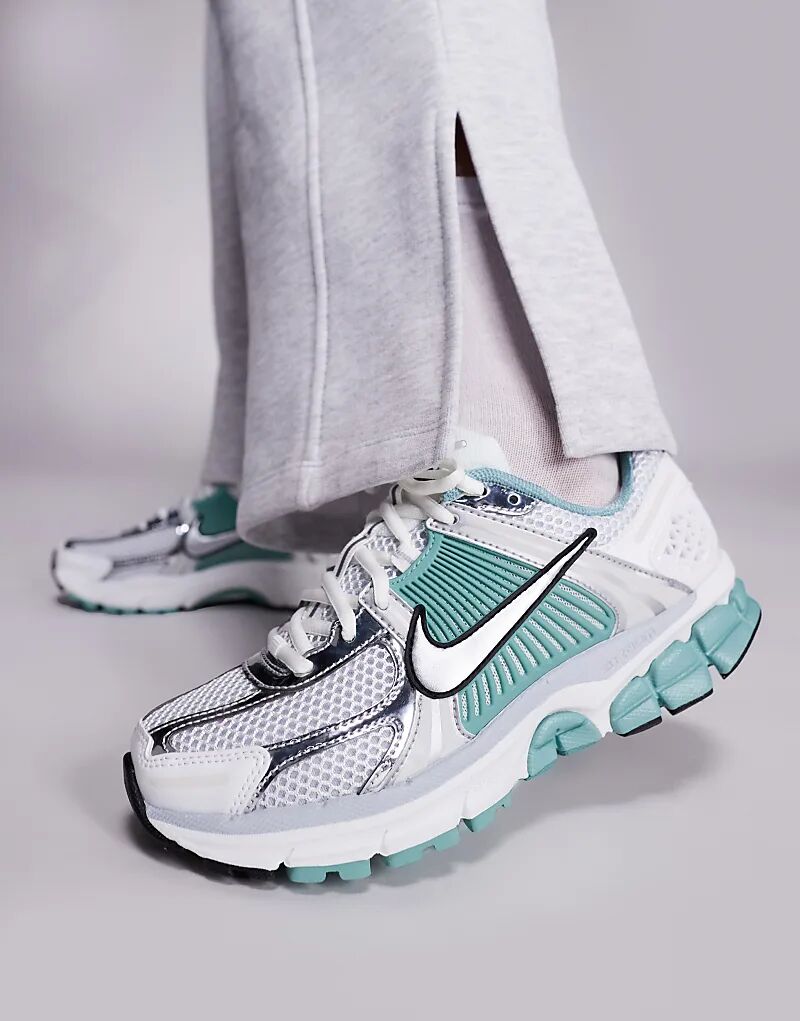 Кроссовки унисекс Nike Zoom Vomero 5 серебристого и светло-зеленого цветов