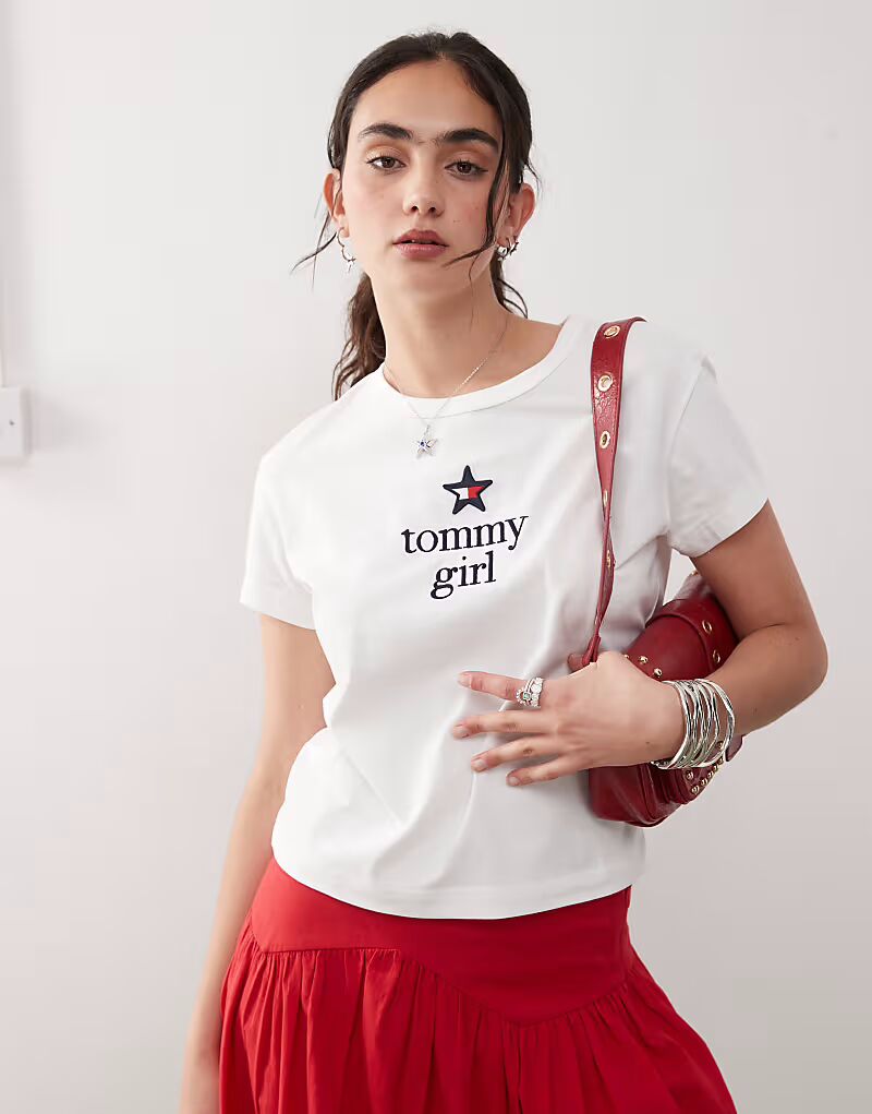 

Футболка Tommy Jeans с рисунком девушки Томми в цвете «кремовый»