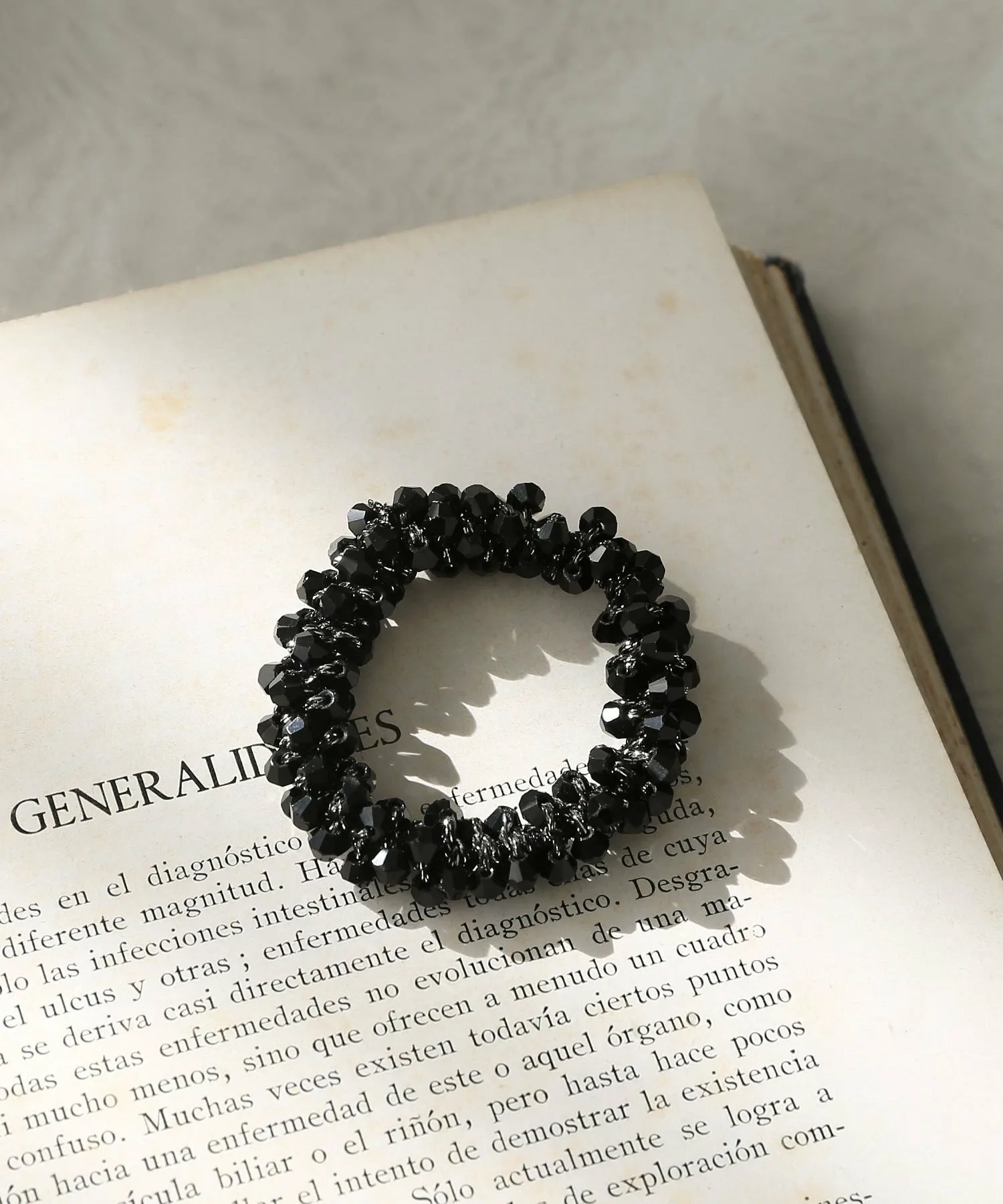 Тонкая резинка для волос с бусинами Colleca La, black