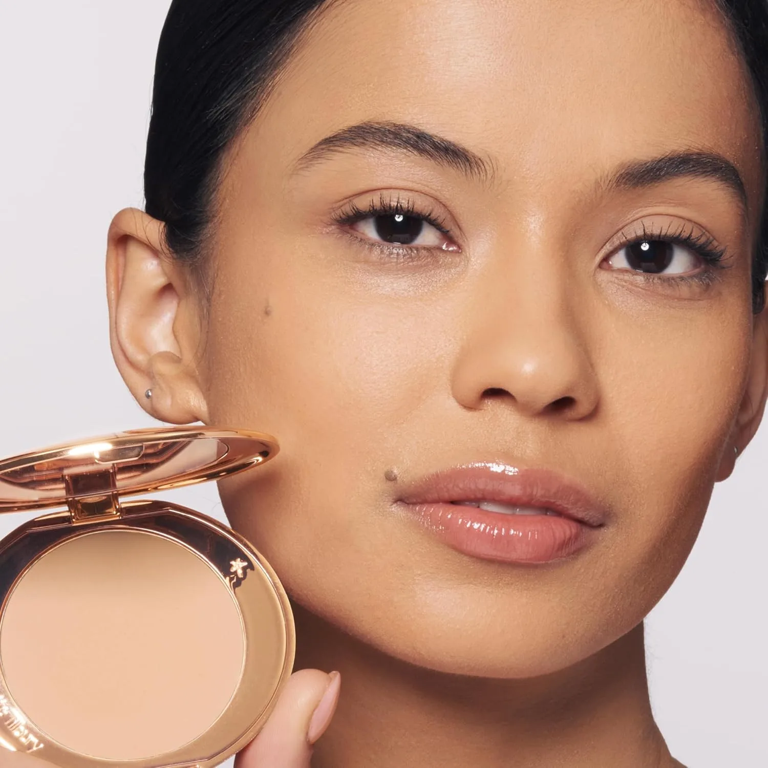 Корректор для лица Charlotte Tilbury Magic Vanish - кремообразная пудра, помогающая уменьшить темные круги и отечность под глазами - обогащена слюдой для придания коже сияния., Fair — фото 4