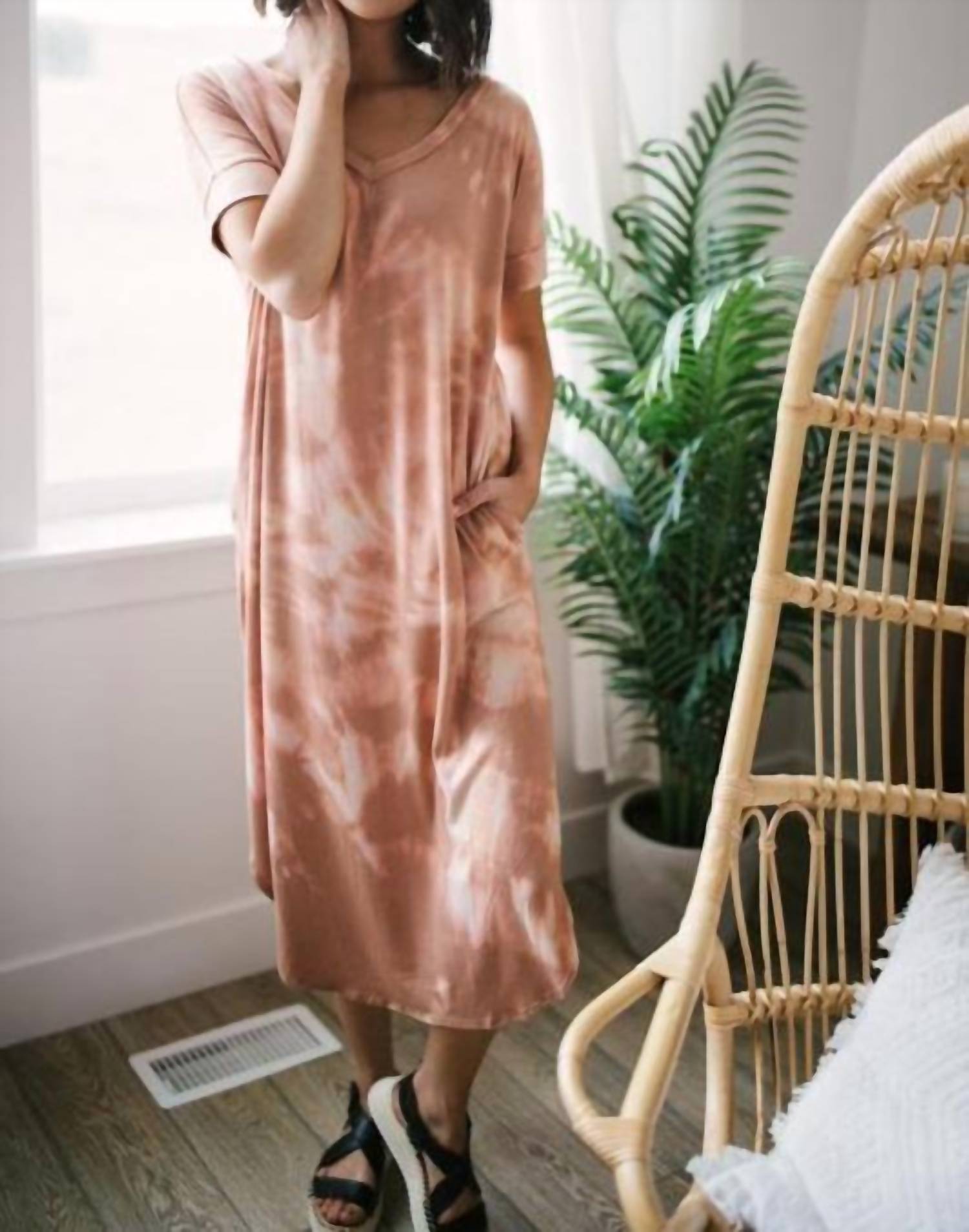 

Платье Ray Of Light Tie Dye в цвете Eggshell ZENANA