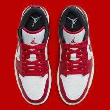 

Женские кроссовки Nike WMNS Air Jordan 1 Low, белый/красный/черный