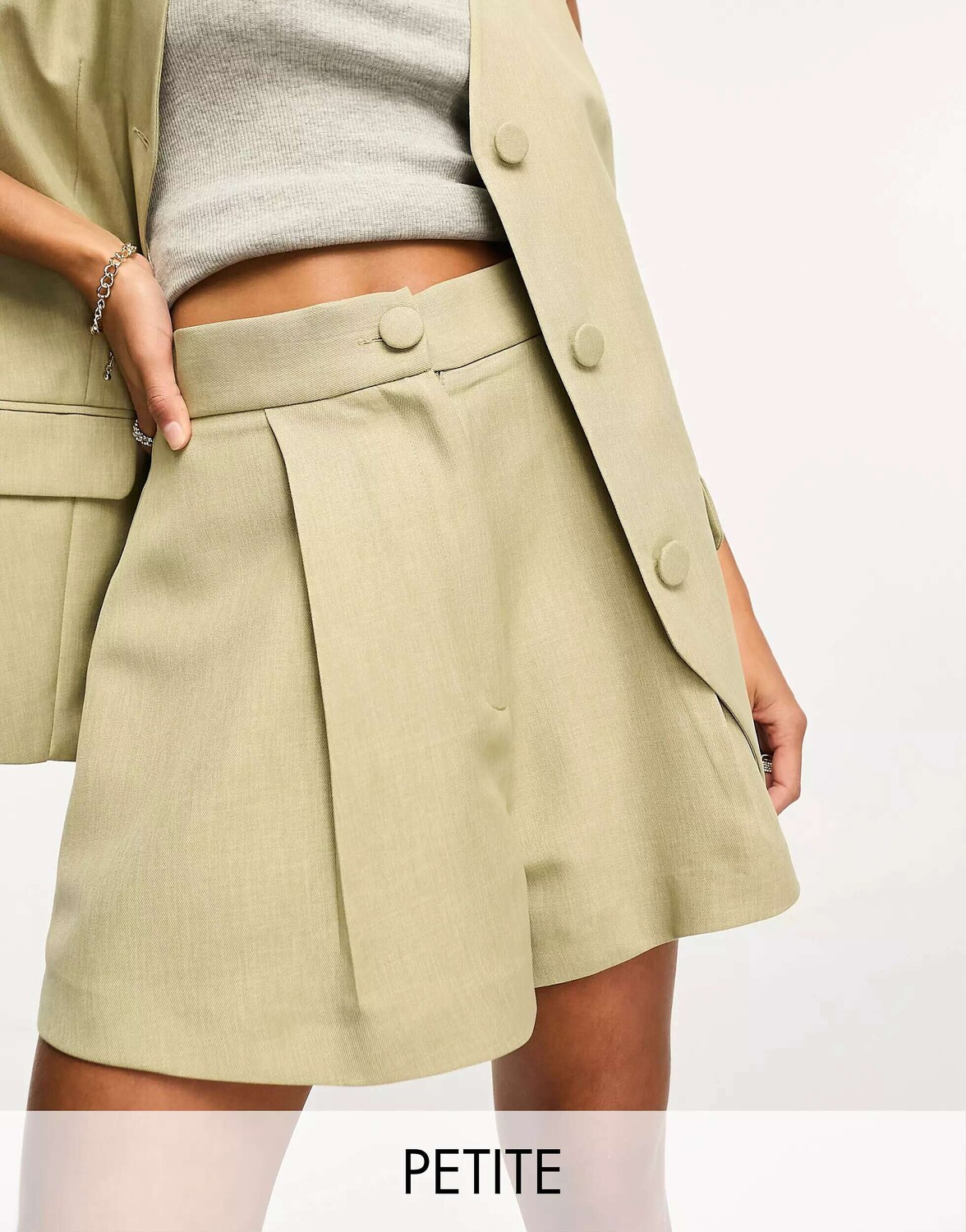 

Шорты хаки в комбинированном стиле River Island