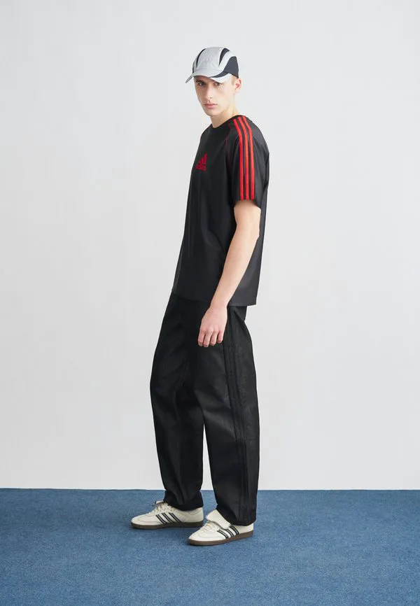 Футболка с принтом bos Adidas Originals, Black/Better Scarlet — фото 2