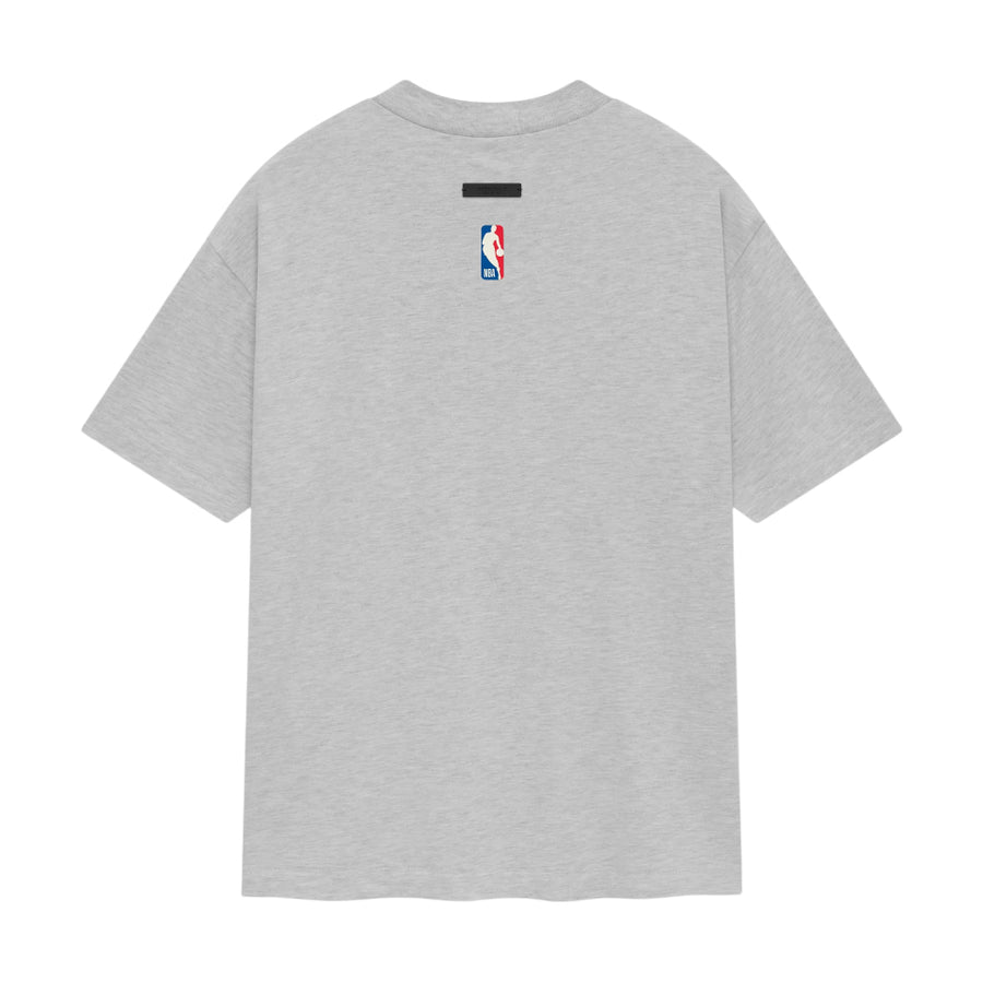 Футболка Fear of God Essentials x NBA Knicks T-Shirt 'Light Heather', серый — фото 2