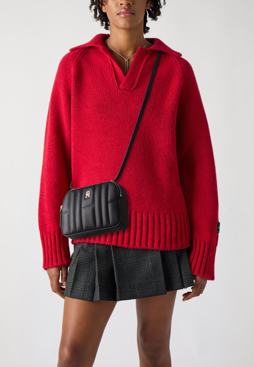 

Сумка через плечо FEMININE CAMERA BAG - Across body bag Tommy Hilfiger, черный