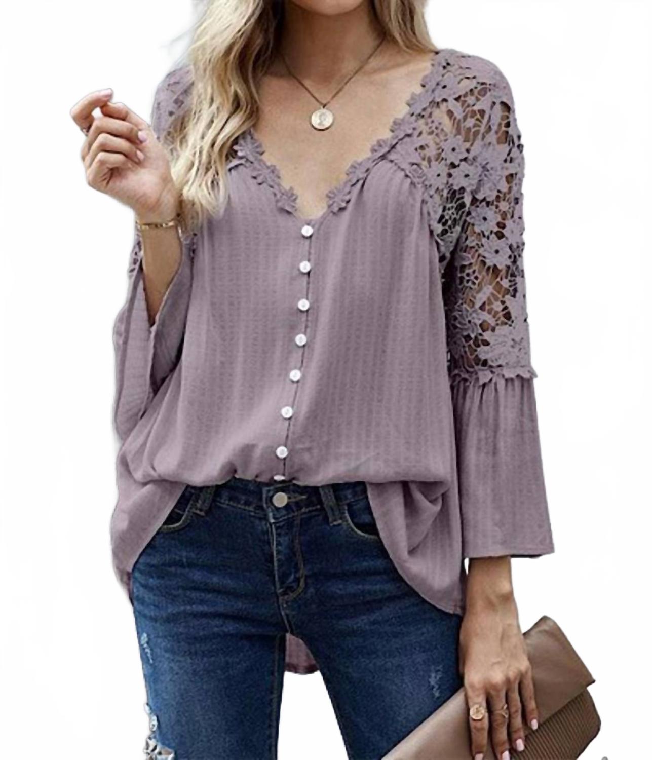 

Фиолетовая блузка с V-образным вырезом и цветочным кружевом Miss Sparkling