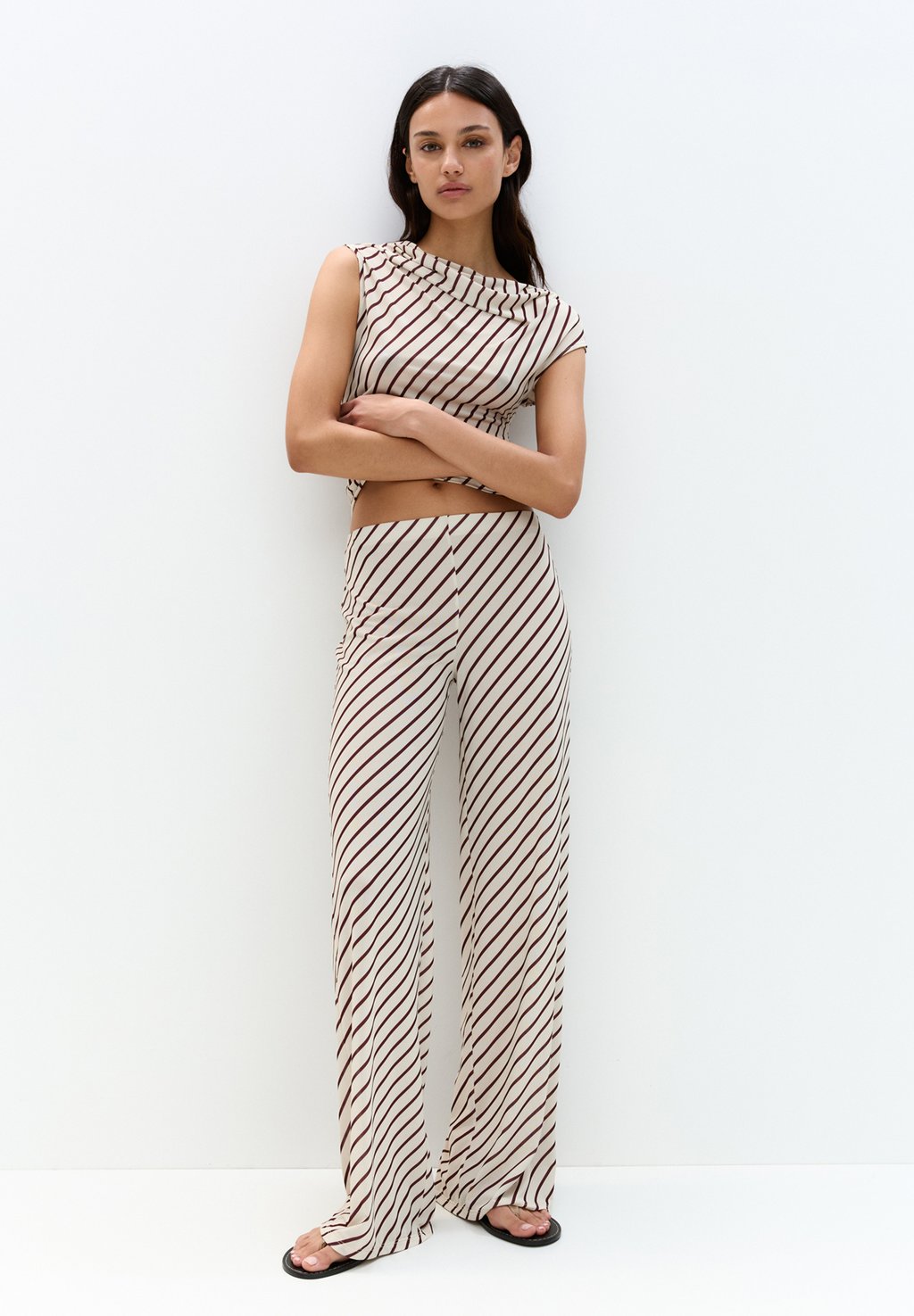 

Брюки STRAIGHT-LEG STRIPED PULL&BEAR, коричневый