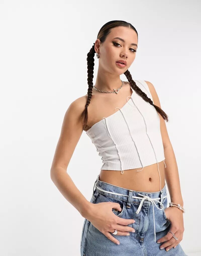 

Белый топ на одно плечо с отстрочкой ASOS