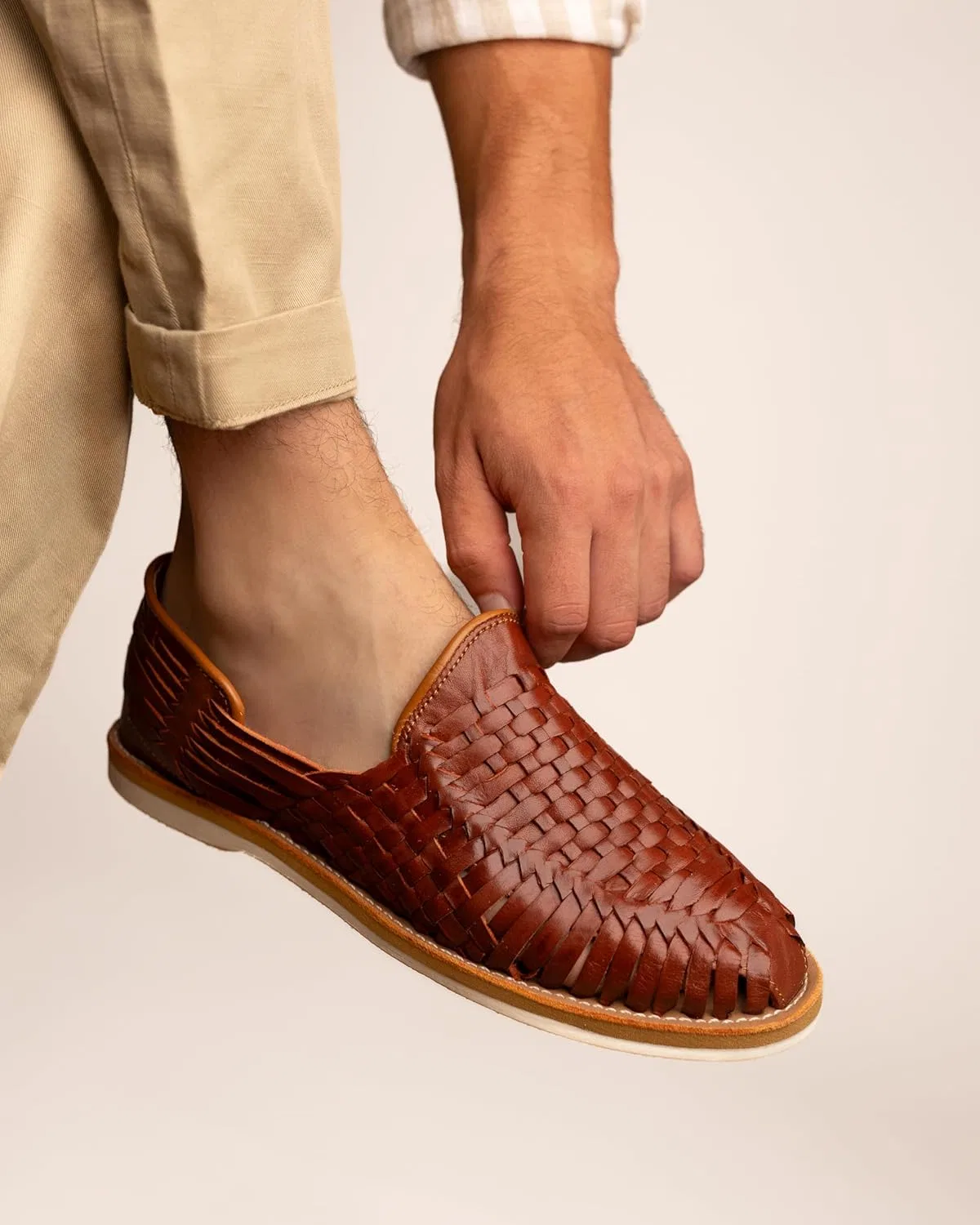 Мужские сандалии-слипоны Mexico en la Piel Huaraches из натуральной плетеной кожи, удобные, дышащие, повседневные, бежевого и шелдронового цвета — фото 2