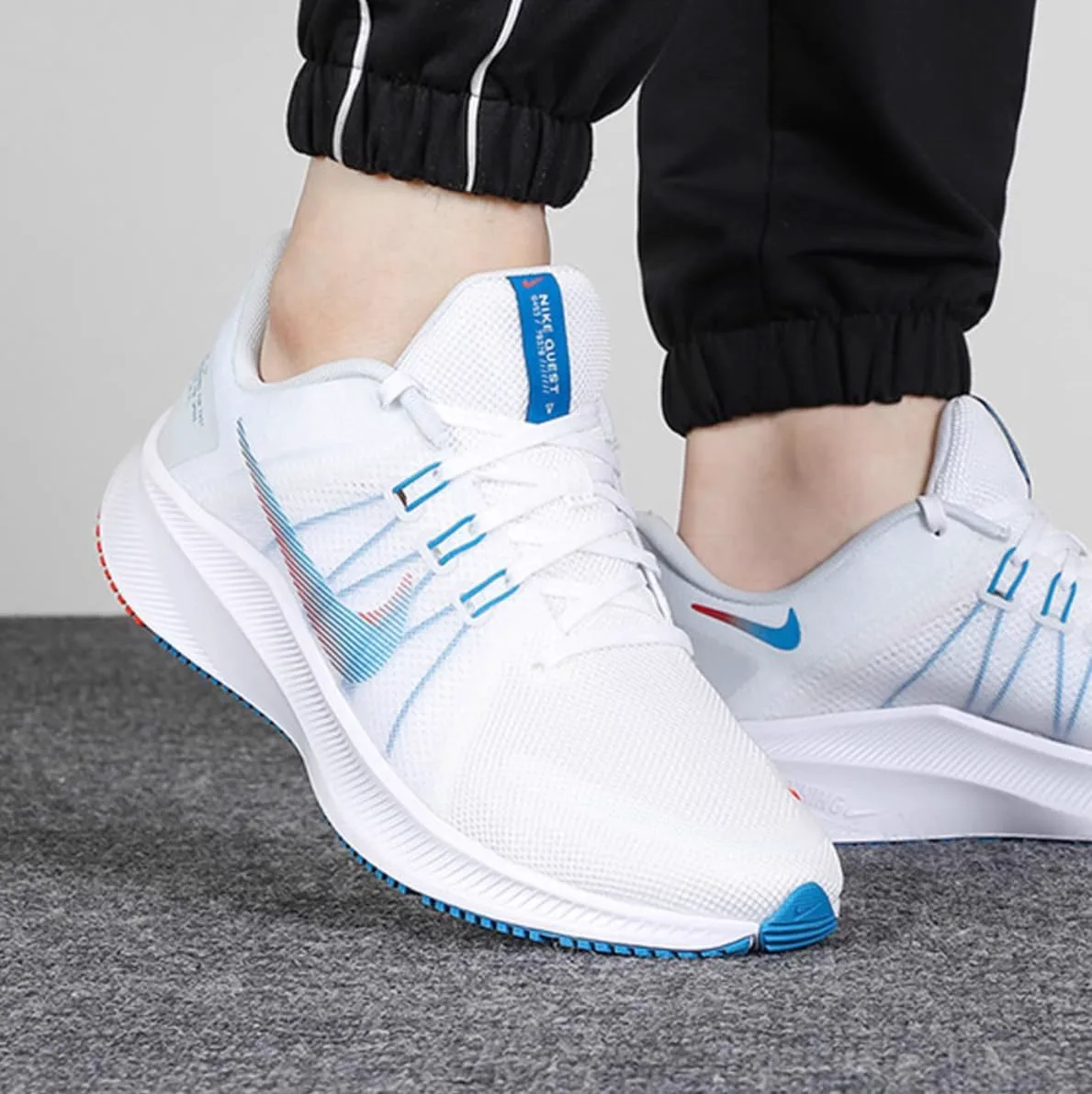 Мужские беговые кроссовки Nike Quest 4, размер 8.5 UK, мультиколор — фото 2