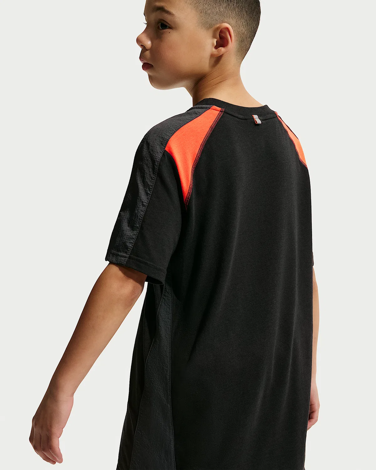 Детская футболка Nike Sportswear City Utility с коротким рукавом, Black/Anthracite/Turf Orange/Turf Orange — фото 2