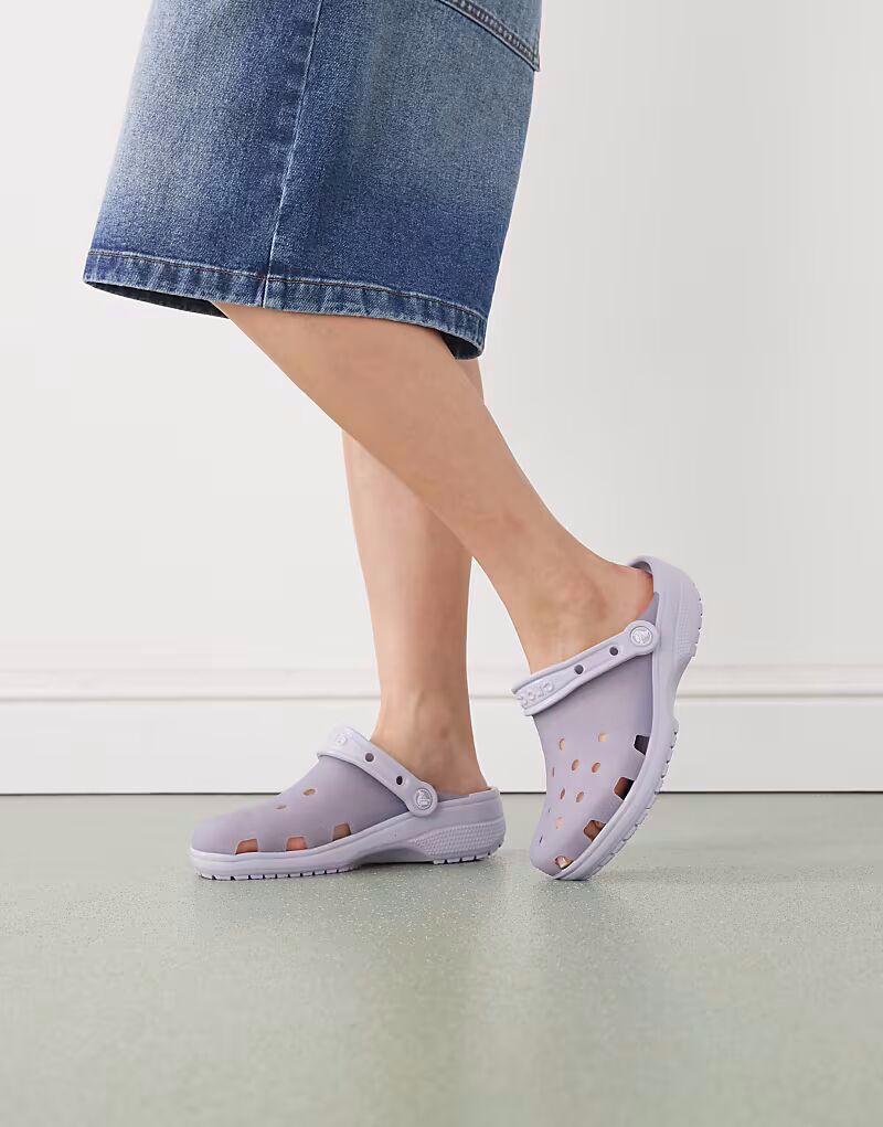Классические матовые сабо Crocs в фиолетовом цвете
