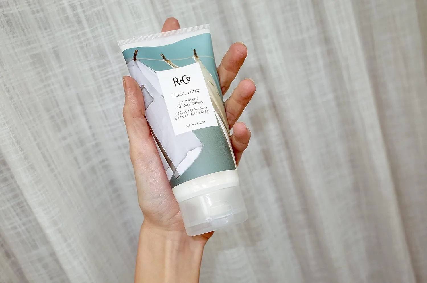 Крем для сухих волос R+Co Cool Wind pH Perfect | Увлажняет, укрощает и смягчает | Веганский продукт, не тестируется на животных | 148 мл + 14,8 мл (2 шт.) — фото 3