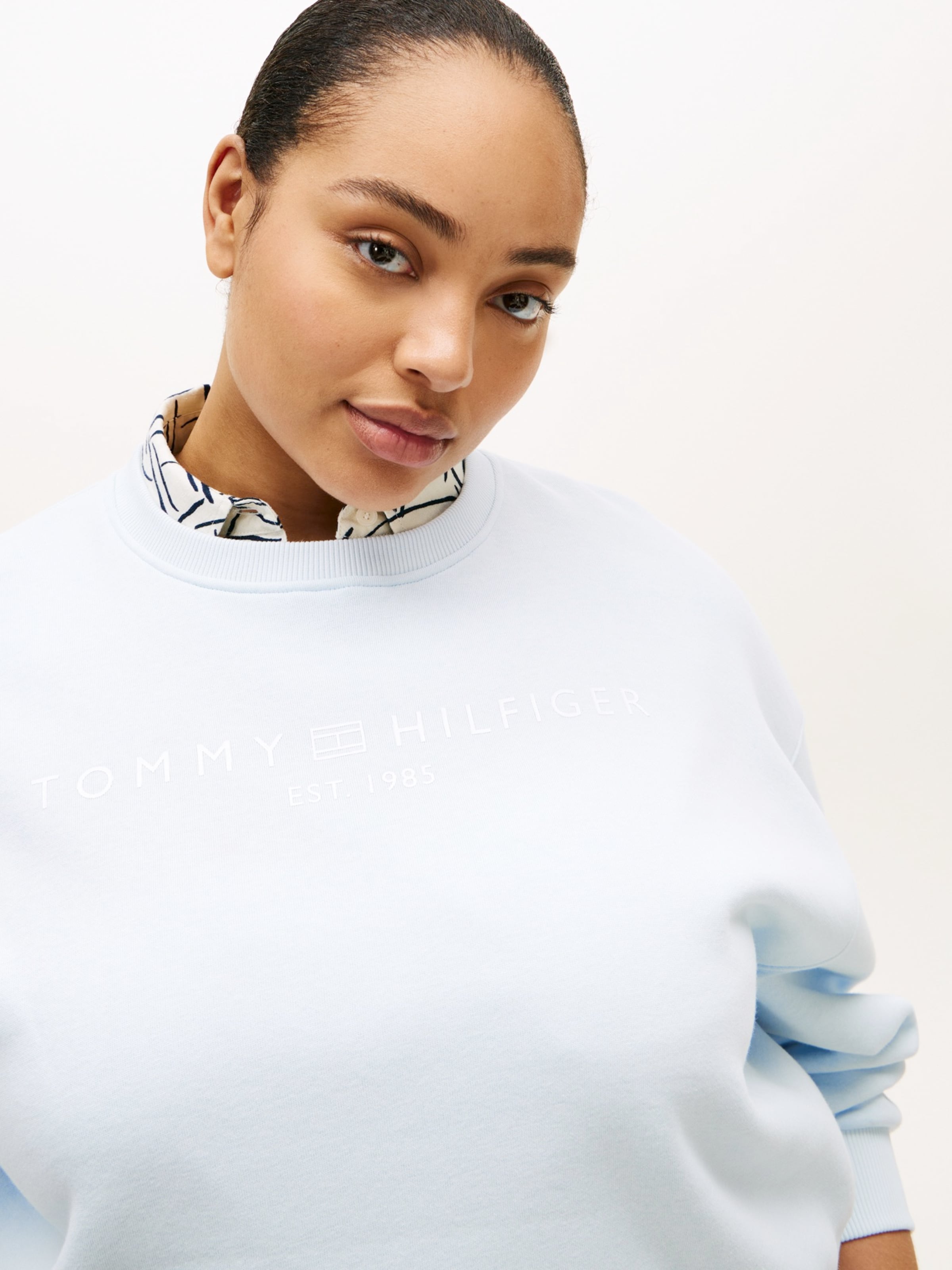 Tommy Hilfiger Curve Свитшот в пастельно-голубом цвете — фото 2