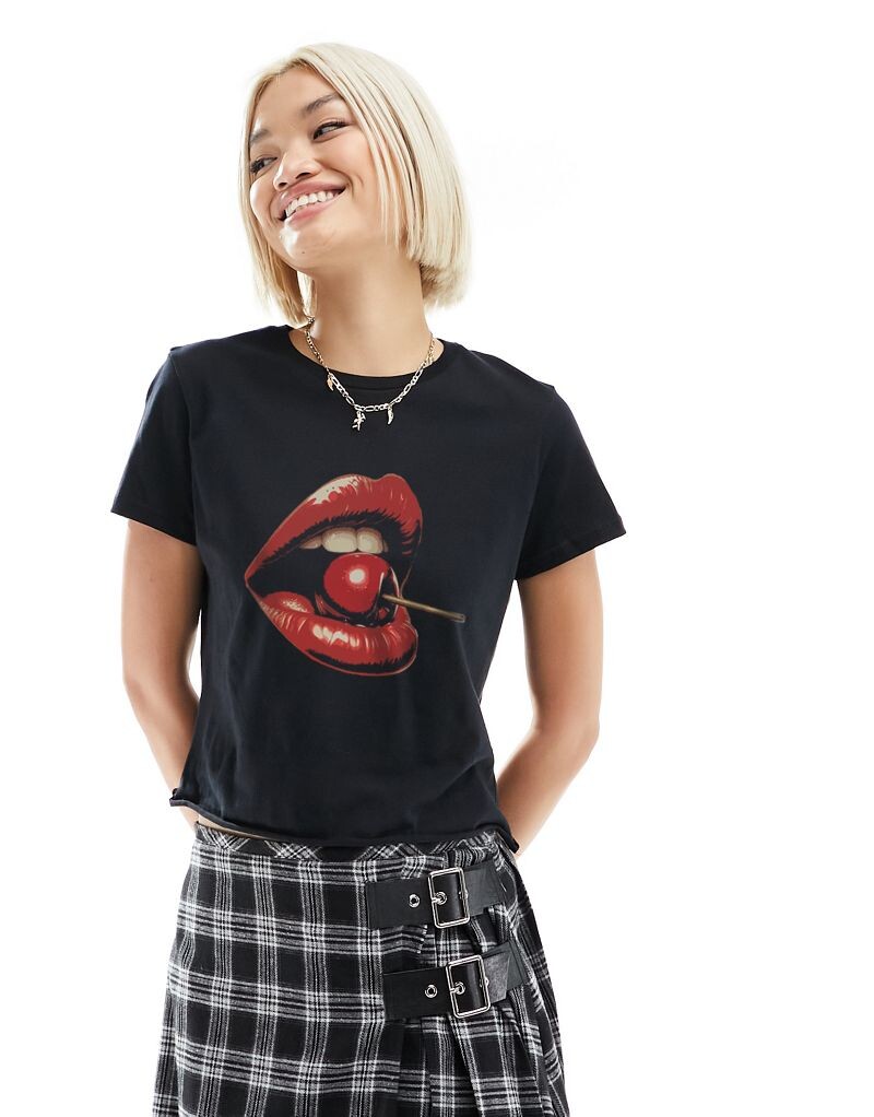 

ASOS DESIGN – черная короткая и облегающая футболка с принтом «вишневые губы»