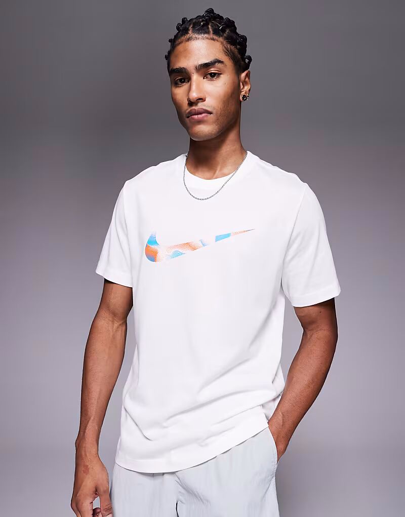 

Футболка Nike Training Dri-FIT с принтом лавы и галочкой белого цвета