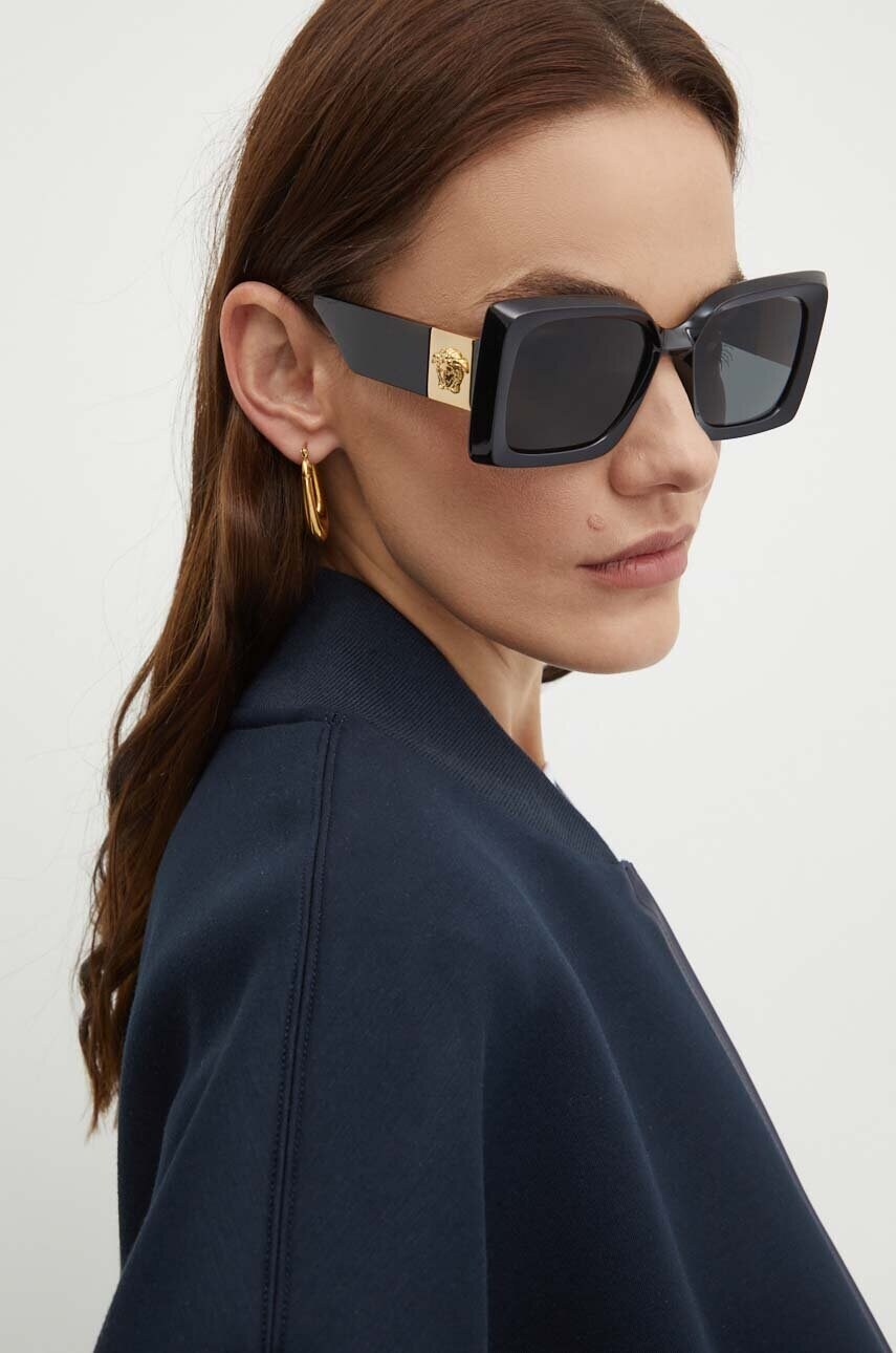 

Солнцезащитные очки Versace, черный