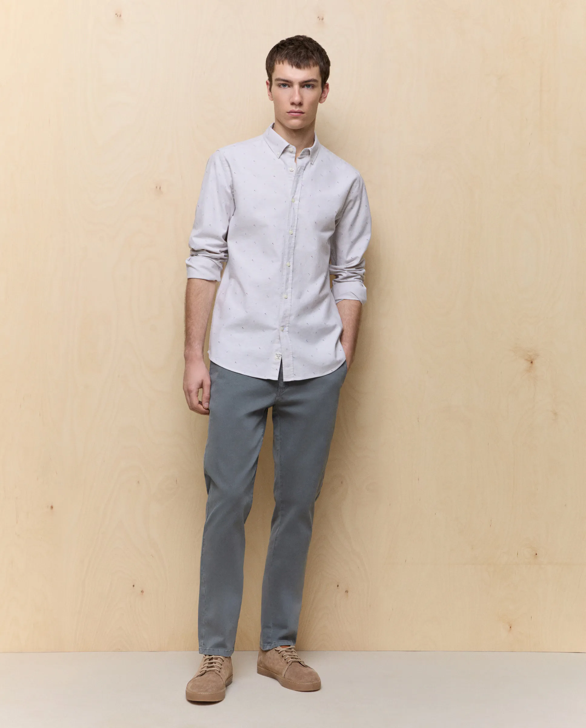 

Хлопковые мужские брюки чинос slim с эффектом поношенности Easy Wear, цвет 820 Gris medio