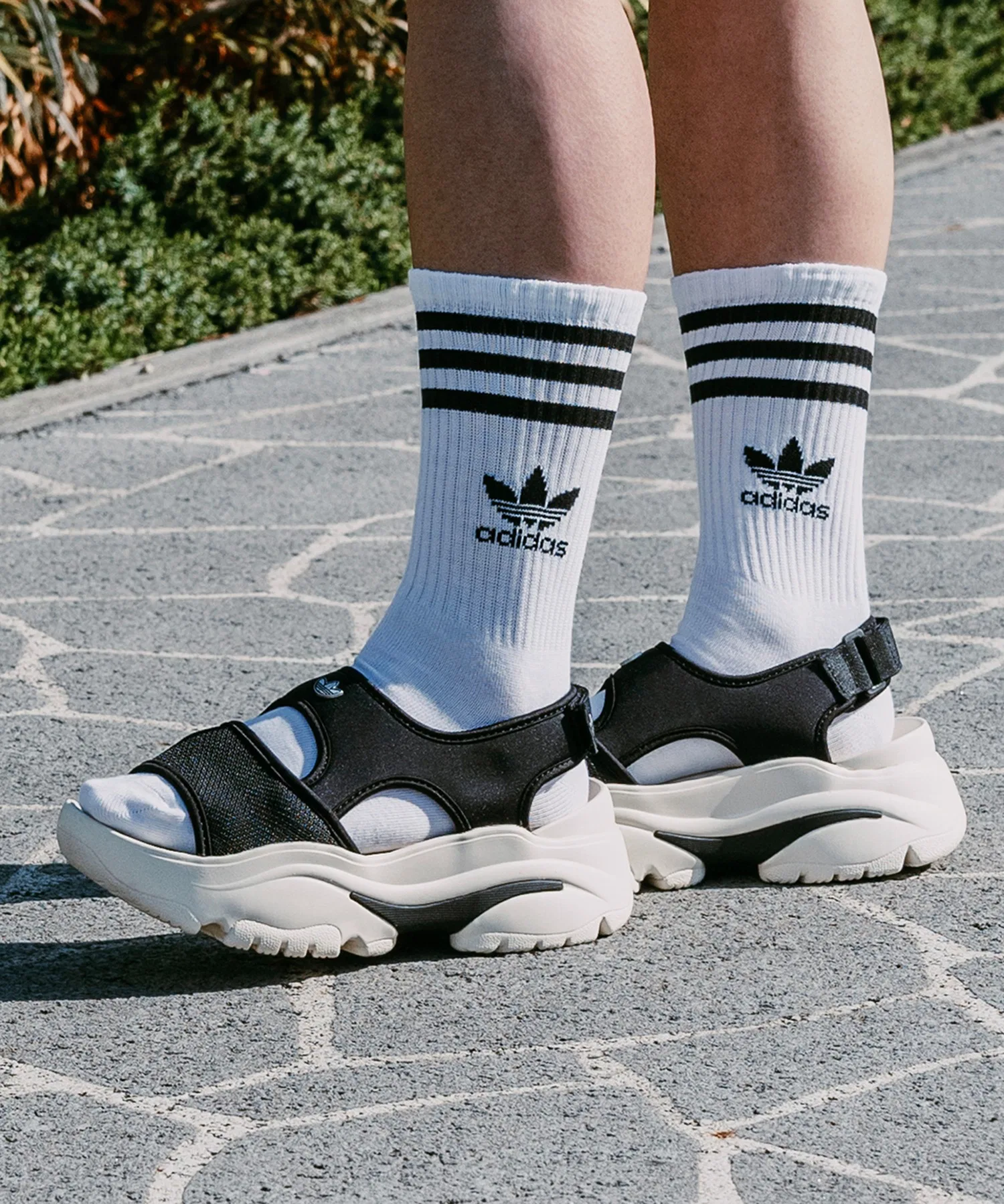 Унисекс сандалии Adidas Ozgaia Originals на толстой подошве белые — фото 4