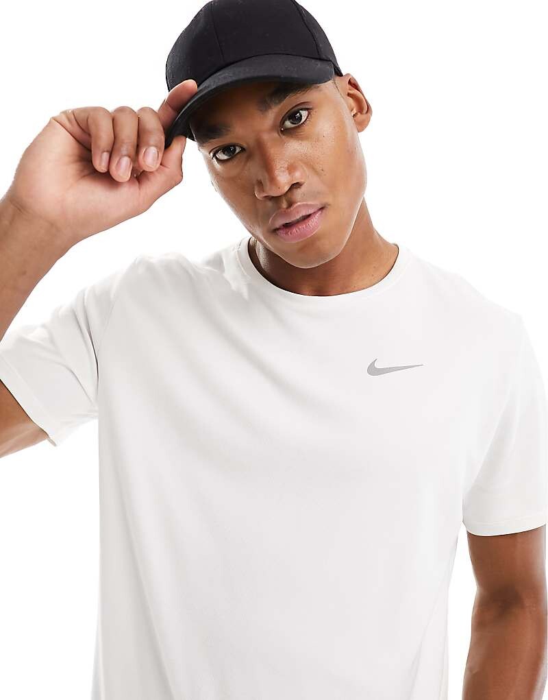 

Белая футболка Nike Running Miler Dri-FIT