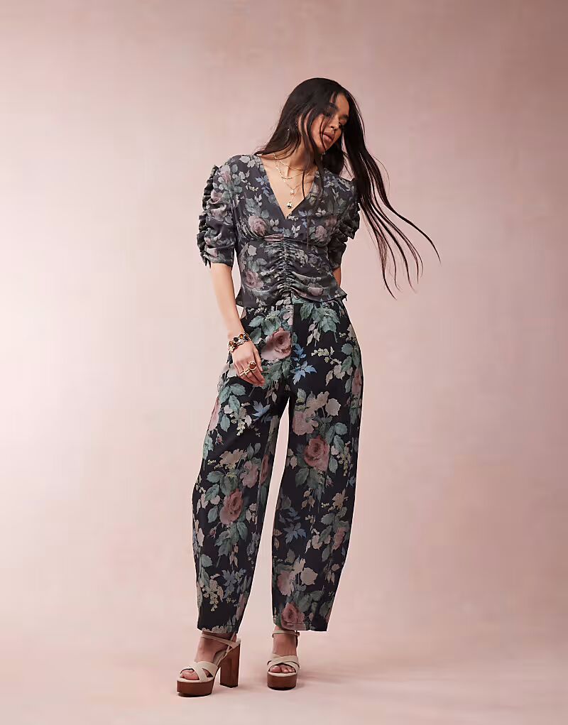 

Футболка-блузка с V-образным вырезом и цветочным принтом ASOS DESIGN