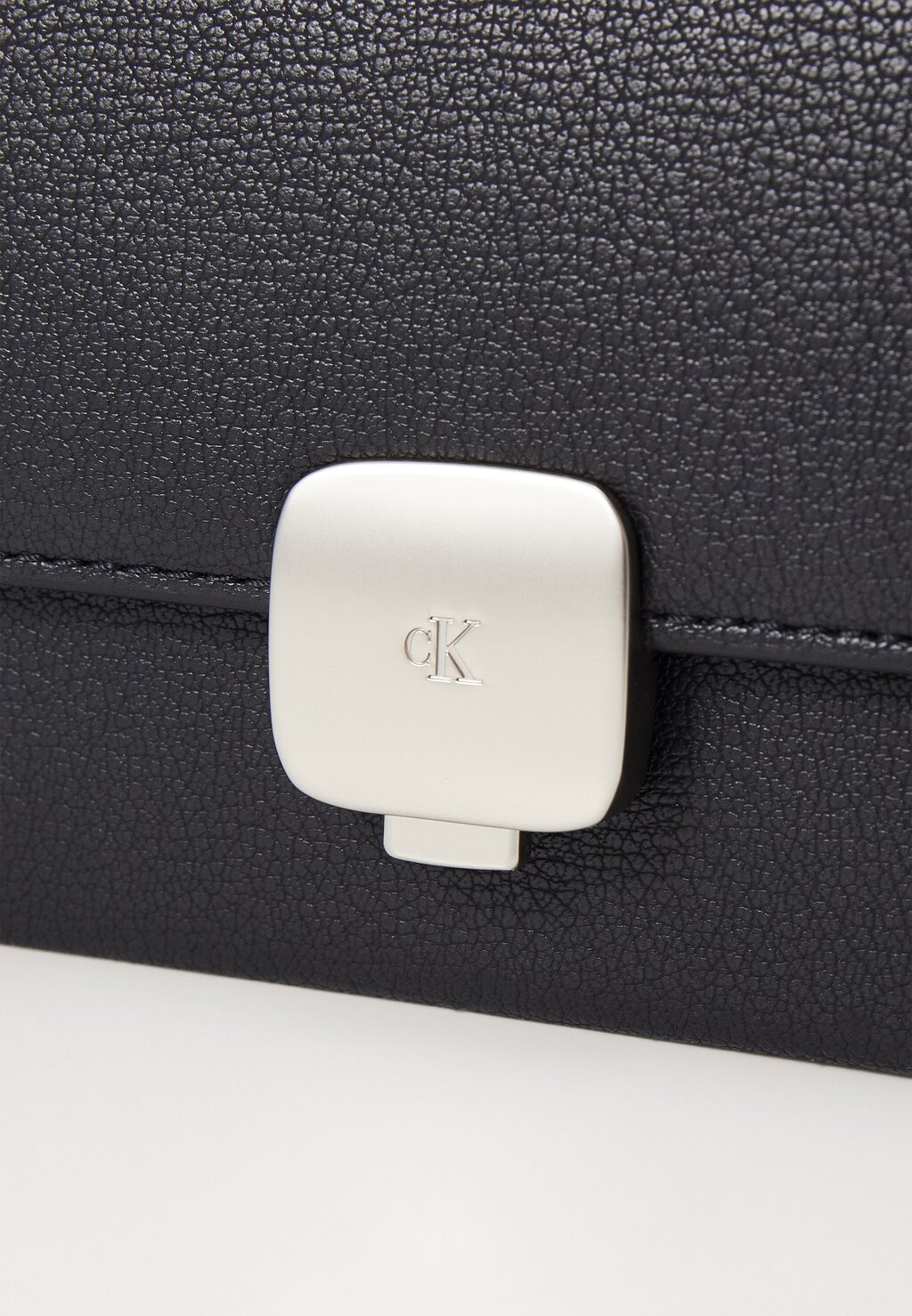 

Сумка через плечо FORGED CHAIN FLAP BAG Calvin Klein Jeans, черный