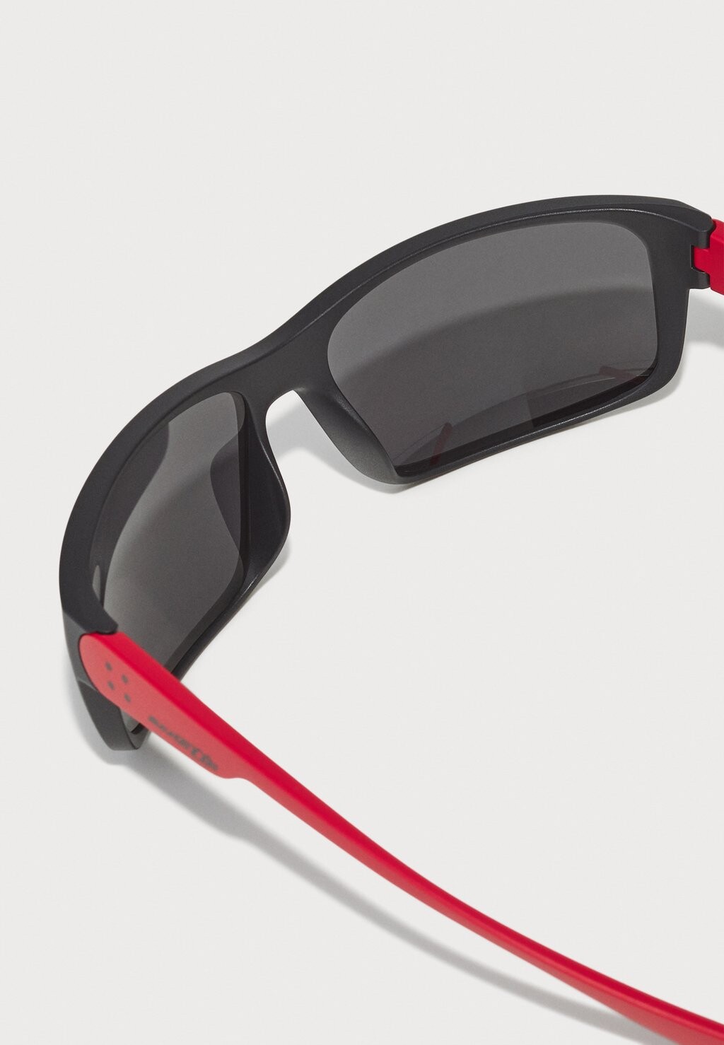 

Солнцезащитные очки Arnette, черный