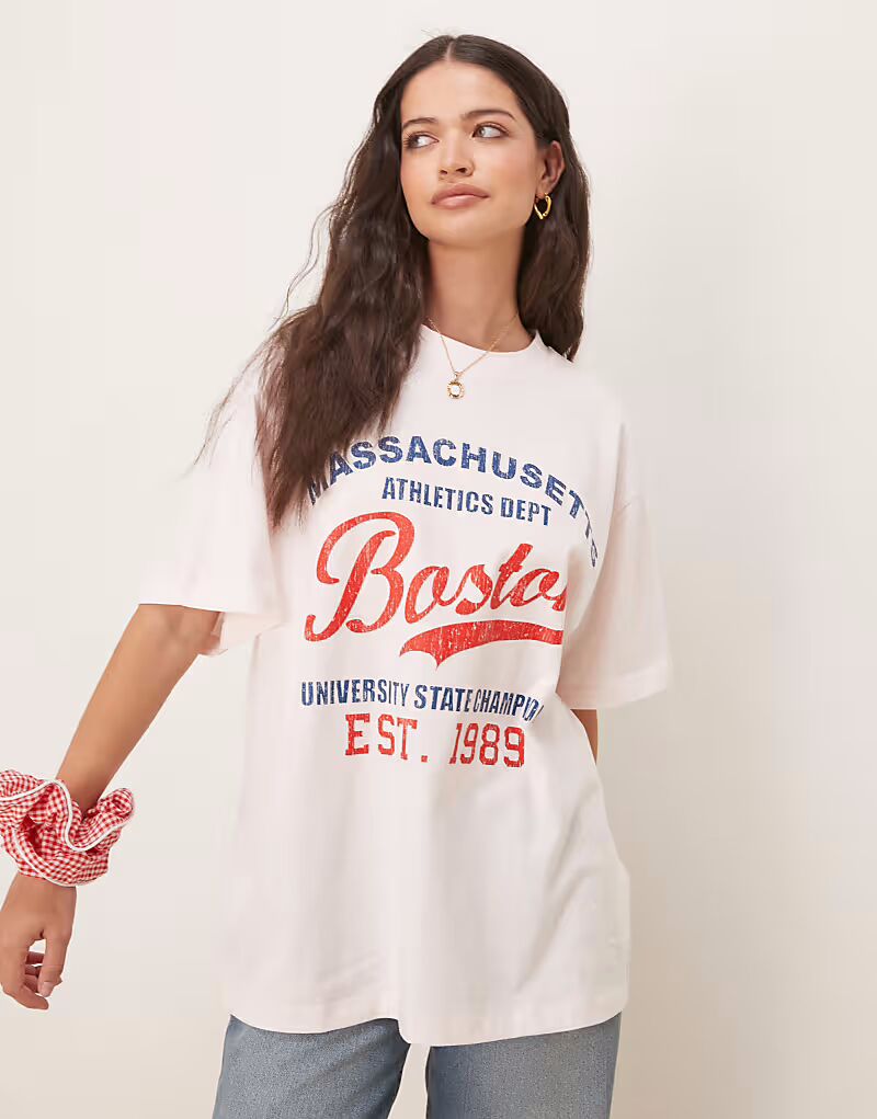 

Футболка оверсайз ASOS DESIGN с принтом Boston розового цвета