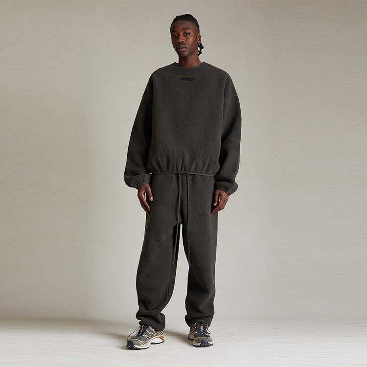 Свитшот с аппликацией логотипа и текстурой флиса Fear Of God Essentials, черный — фото 4