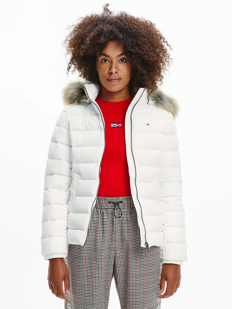 

Пуховик Tommy Jeans "BASIC HOODED DOWN JACKET", с капюшоном, с искусственным мехом на капюшоне и флажком с логотипом Tommy Jeans, белый