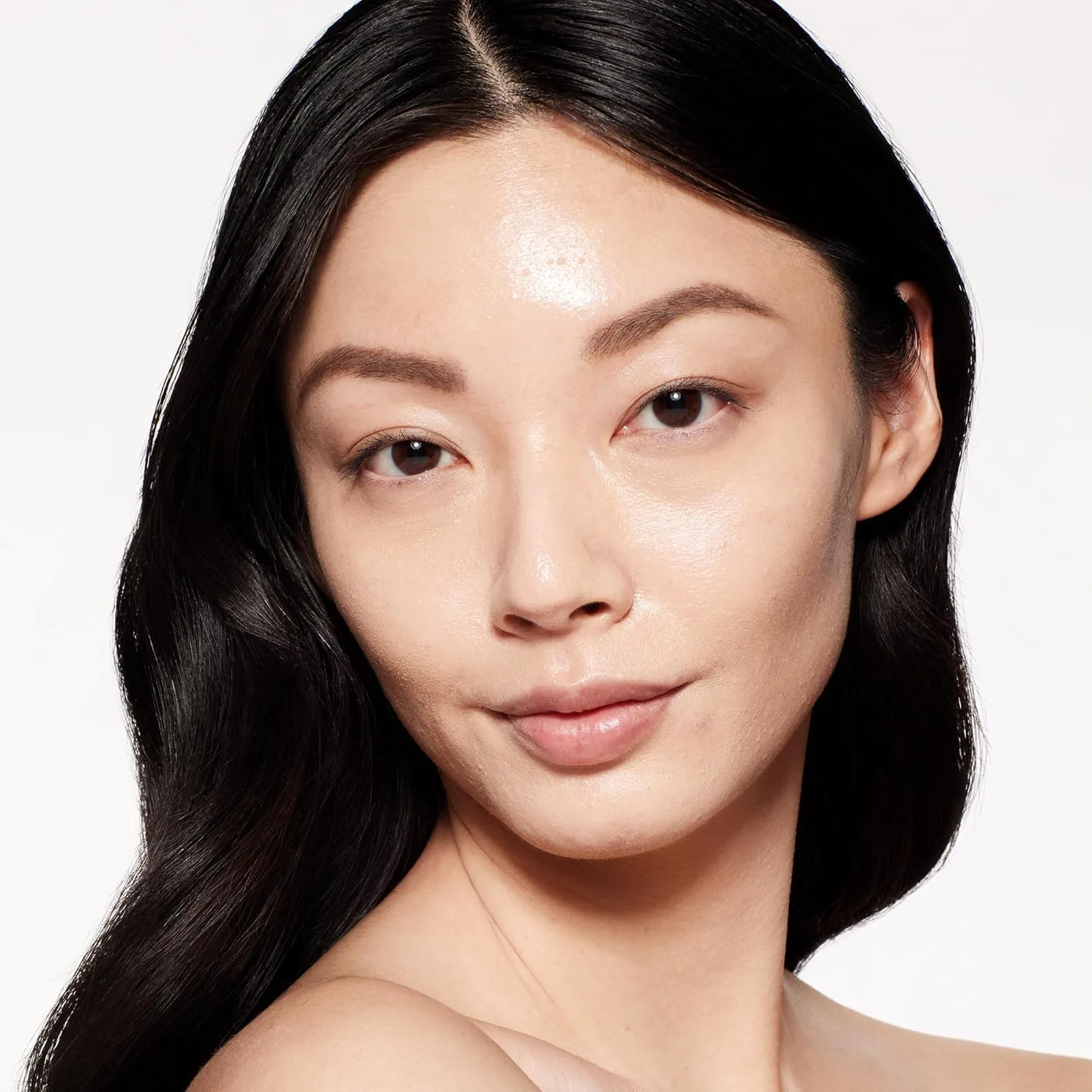Shiseido RevitalEssence Skin Glow Foundation SPF 30 - тональный крем с наращиваемым средним покрытием, 24-часовая гидратация и 12-часовое ношение, устойчив к переносу, складкам и выцветанию, некомедогенный, для всех типов кожи 29,6 мл (1 шт.), 2... — фото 4