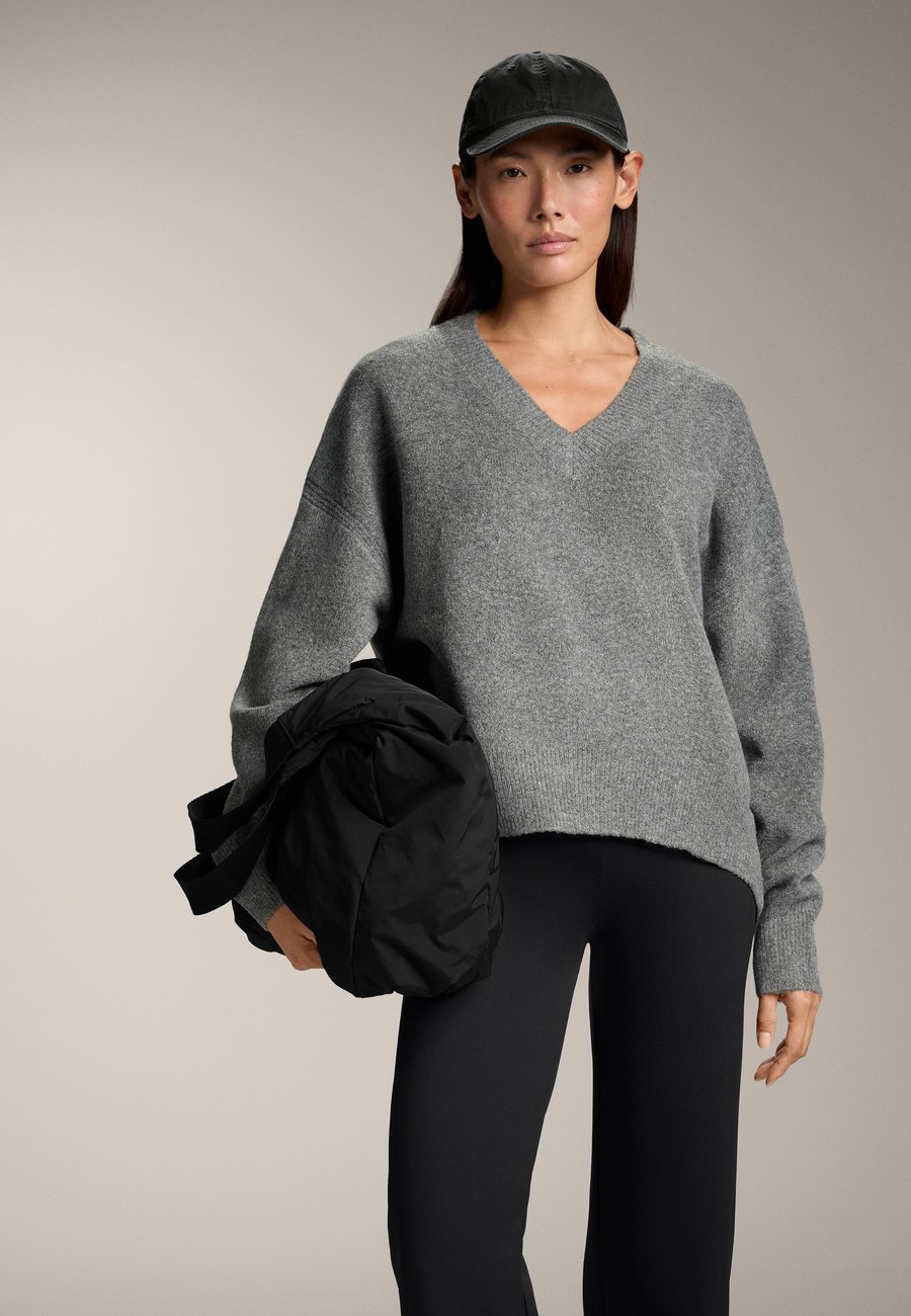 

Джемпер OYSHO SOFT KNIT V-NECK, Light Grey