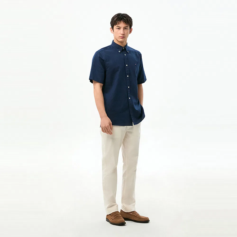 Мужская однотонная рубашка Regular fit из смеси льна и хлопка тёмно-синяя от Tommy Hilfiger — фото 2