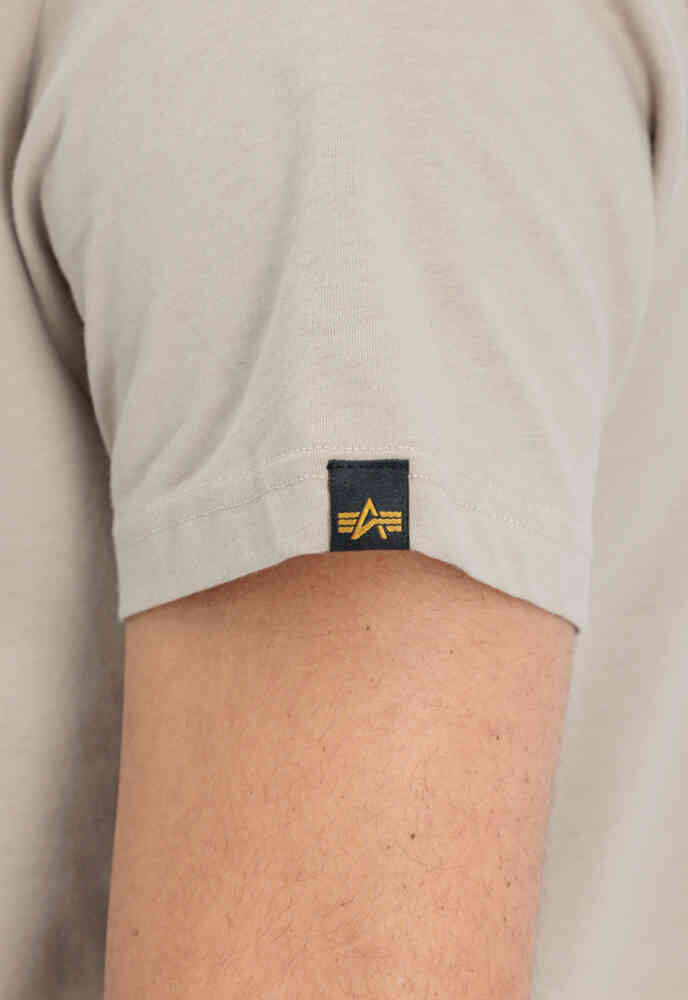 

Базовая футболка с маленьким логотипом Alpha Industries, песок