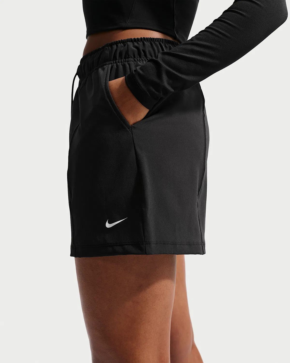 Женские шорты Nike One Woven, Black/White — фото 3