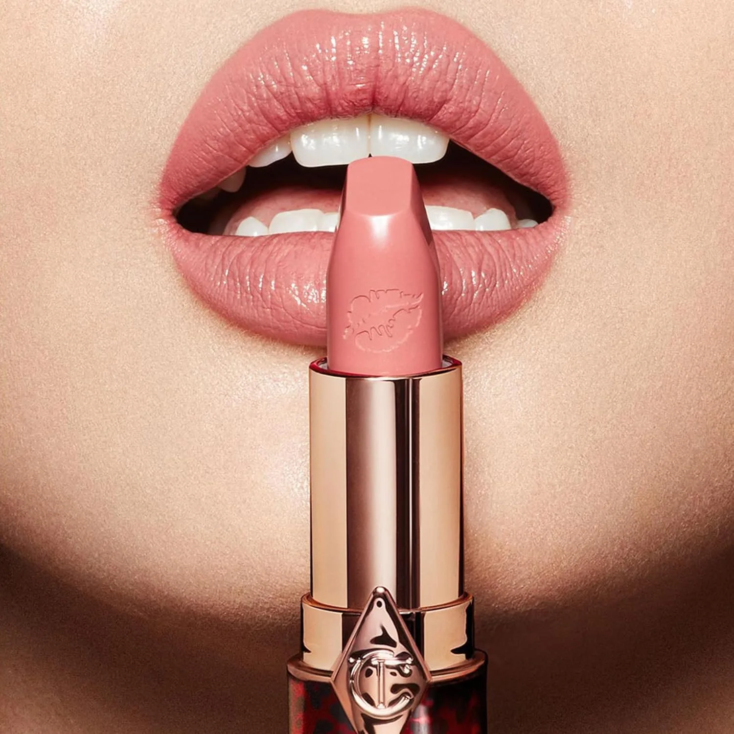 Помада Charlotte Tilbury Hot Lips 2.0 - увлажняющая, стойкая помада с экстрактами орхидеи и антиоксидантами - сатиновое покрытие с возможностью наслаивания для визуального увеличения объема губ., Dancefloor Princess - pop pink — фото 2