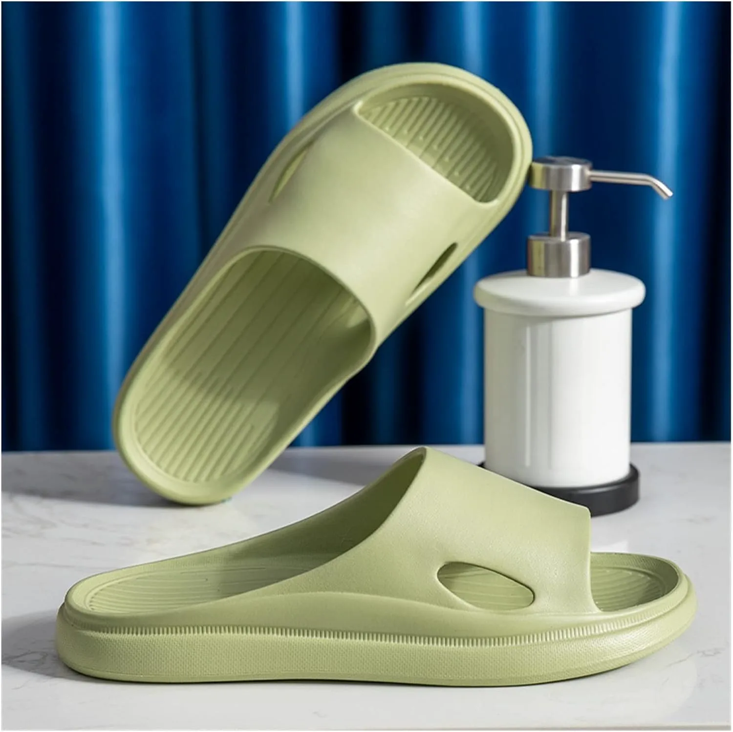 

Шлепанцы для душа Домашние тапочки для ванной Мужские и женские простые домашние тапочки для помещений Модные тапочки для ванной Нескользящие резиновые тапочки (Цвет: светло-розовый, Размер: 43-44) SUNESA