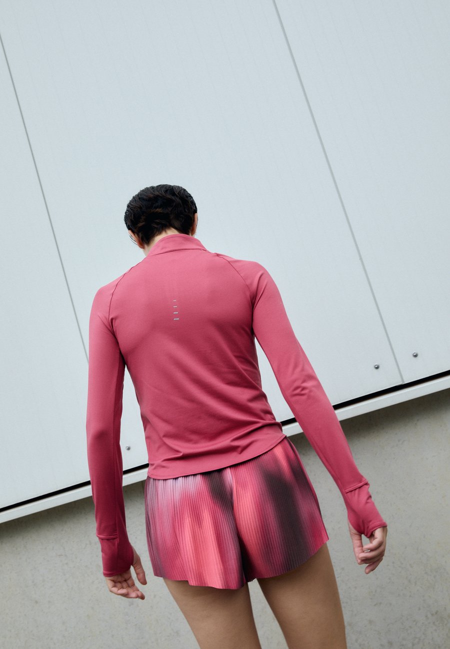 

Топ Nike Performance SWIFT TOP, Sweet Beet/(Reflective Silv)/Berry