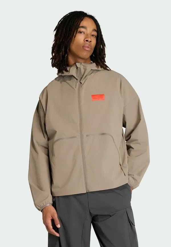 Куртка Audi revolut f1 team elevated windbreaker Adidas Performance, простой коричневый/ярко-красный — фото 2
