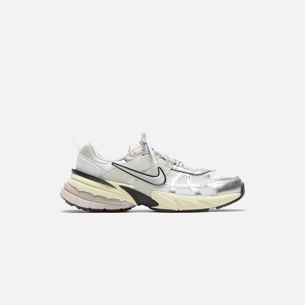 

Кроссовки Nike V2K Run, цвет Summit White/Metallic Silver