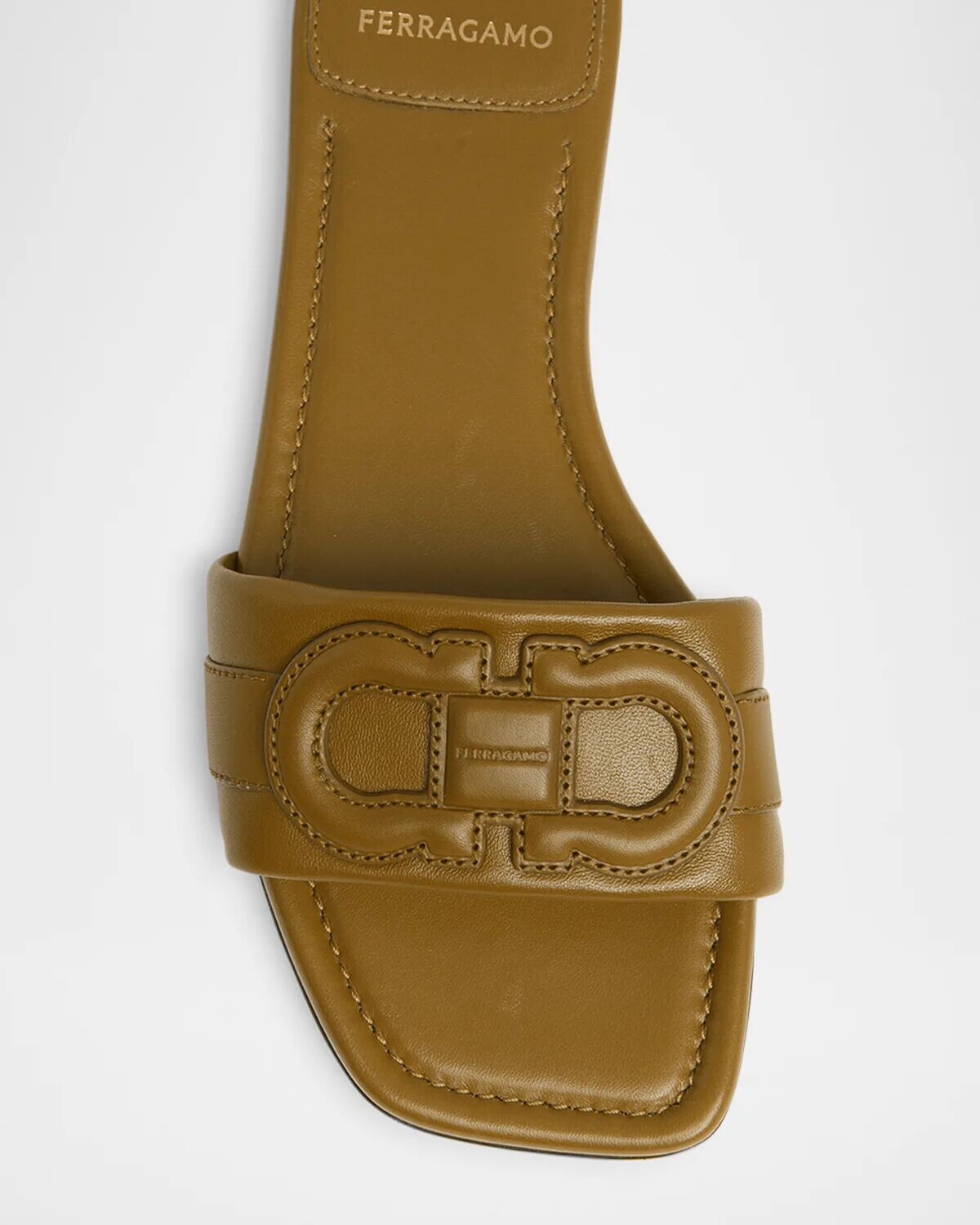 Кожаные шлепанцы на плоской подошве с логотипом Liss Ferragamo, цвет Cuoio — фото 4
