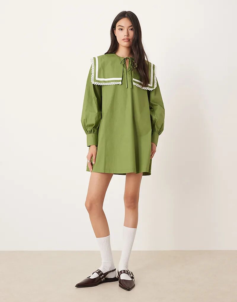 

Glamorous мини-платье с квадратным воротником в темно-оливковом и белом цвете