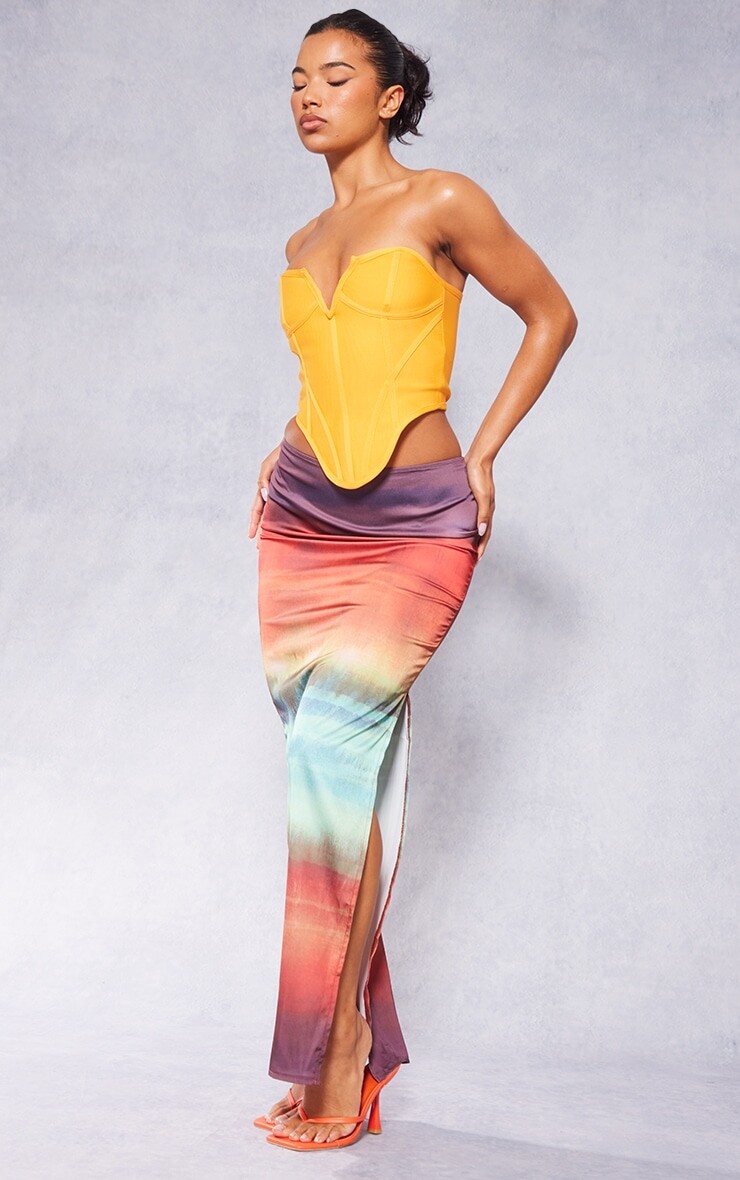 

PrettyLittleThing Красная атласная длинная юбка с низкой посадкой и принтом тай-дай