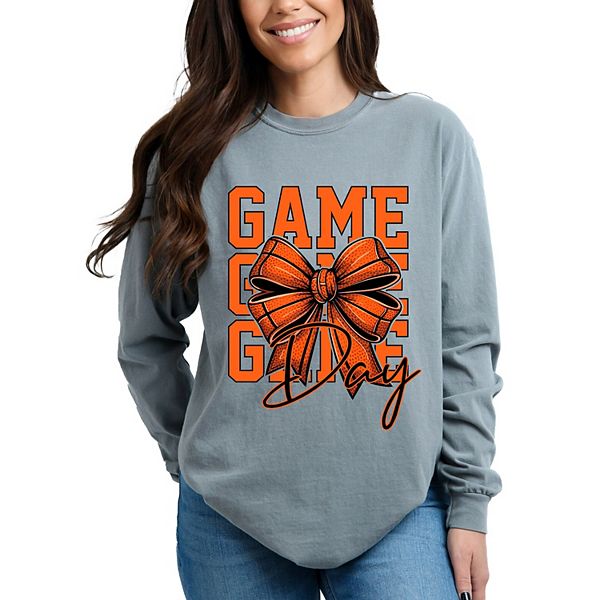 

Футболка с длинным рукавом Coquette basketball bow game day stacked Simply Sage Market, Grey, Серый, Футболка с длинным рукавом Coquette basketball bow game day stacked Simply Sage Market, Grey
