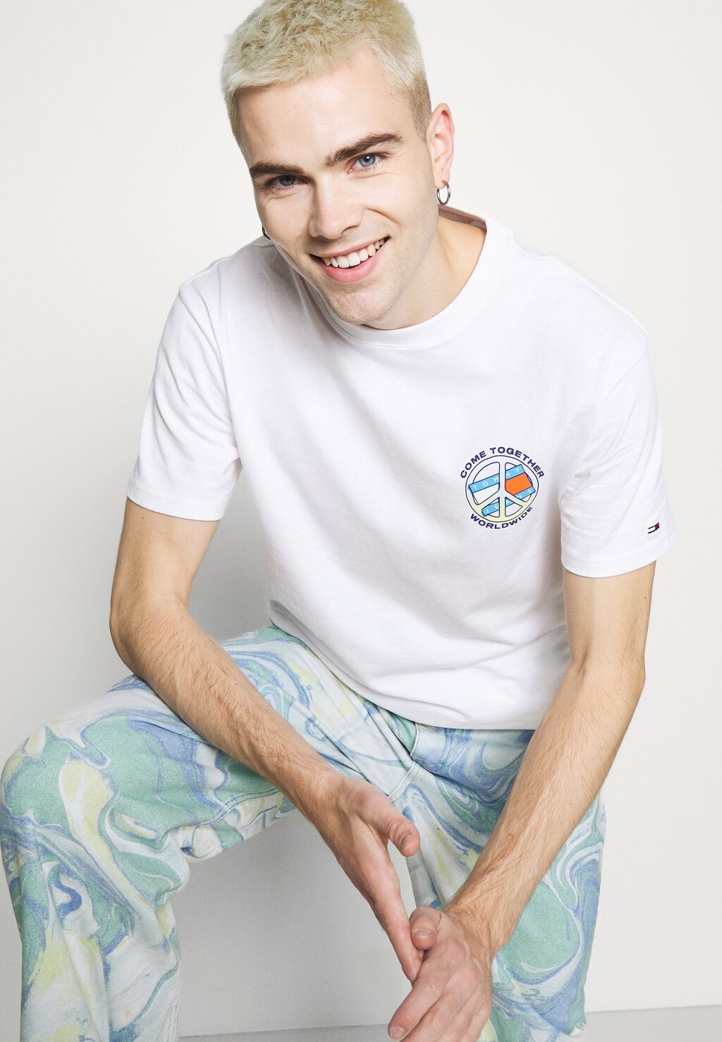 

Футболка с принтом TOGETHER WORLD PEACE TEE UNISEX Tommy Jeans, белый